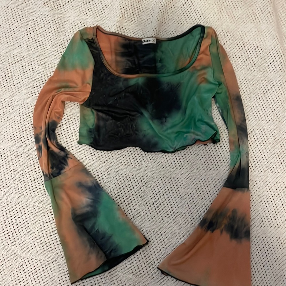 KOLLYY cropped flared arm top. Size small barley warn